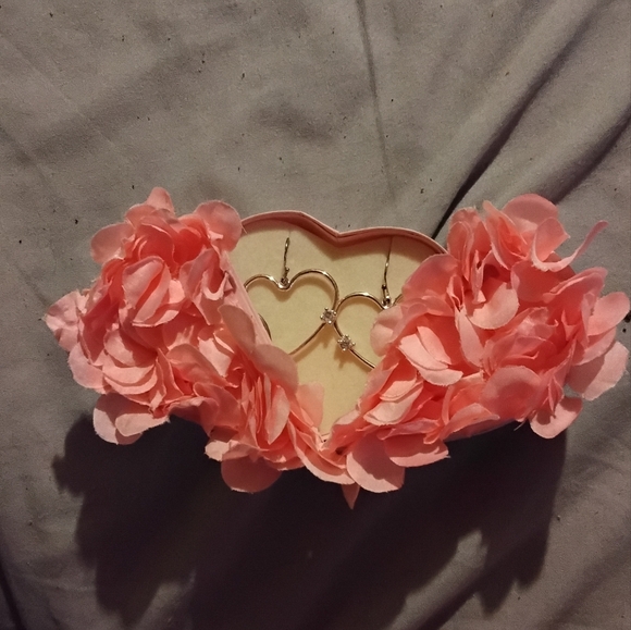 Elegant Silver Heart Earrings In Floral Heart Shaped Box. - Picture 1 of 3